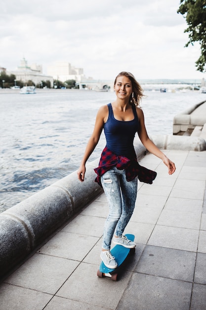 hermosa patineta rubia en el paseo marítimo