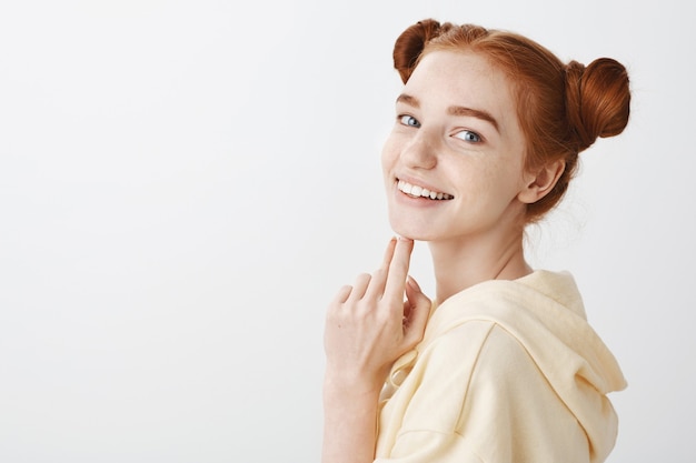 Hermosa pelirroja adolescente a su vez, sonriendo feliz