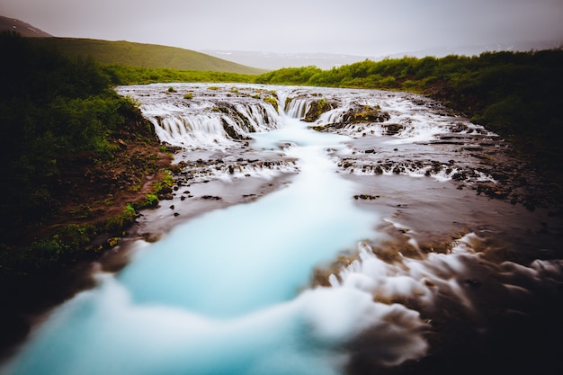 Una hermosa pequeña cascada en Islandia