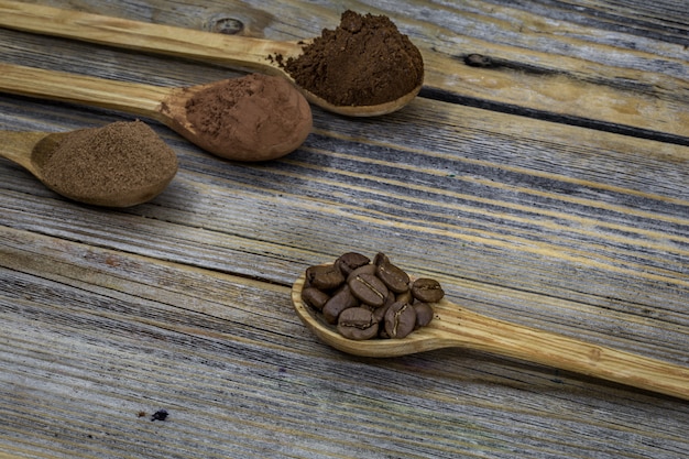 hermosa pequeña cuchara de madera con café en el fondo