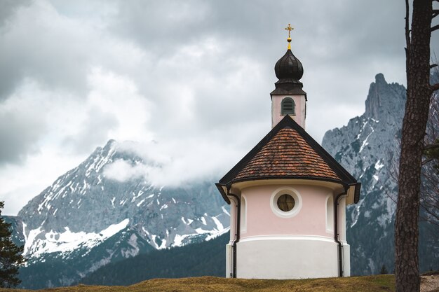 Una hermosa pequeña iglesia católica en las montañas de los Alpes bávaros