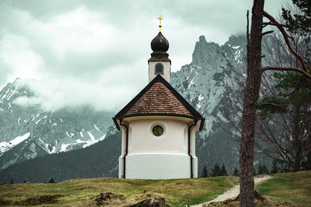 Hermosa pequeña iglesia católica en las montañas de los Alpes bávaros