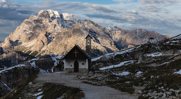 Hermosa pequeña iglesia en los nevados Alpes italianos en invierno