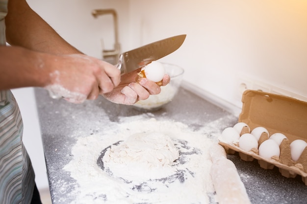 Hermosa persona alimentos jóvenes