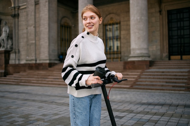 Hermosa persona de Bielorrusia en la ciudad.