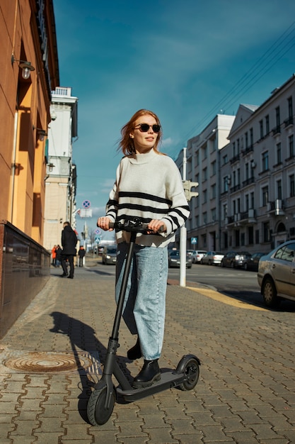 Hermosa persona de Bielorrusia en la ciudad.