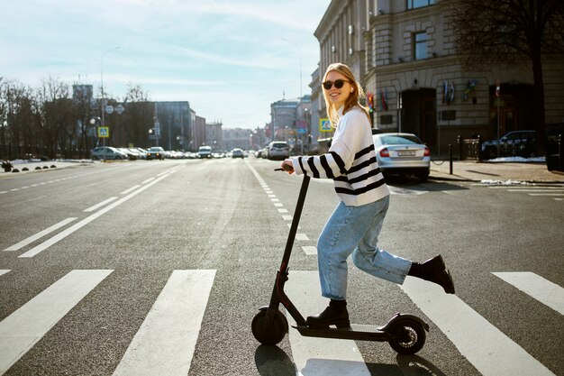 Hermosa persona de Bielorrusia en la ciudad.