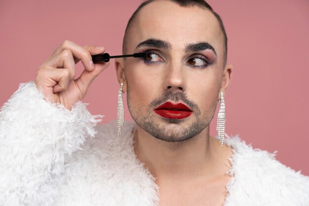 Hermosa persona queer con maquillaje