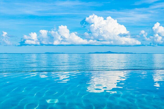 Hermosa piscina al aire libre en el complejo hotelero cerca de la playa del océano del mar