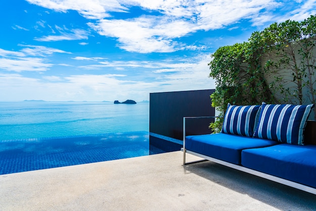 Foto gratuita hermosa piscina al aire libre con mar océano en cielo azul nube blanca