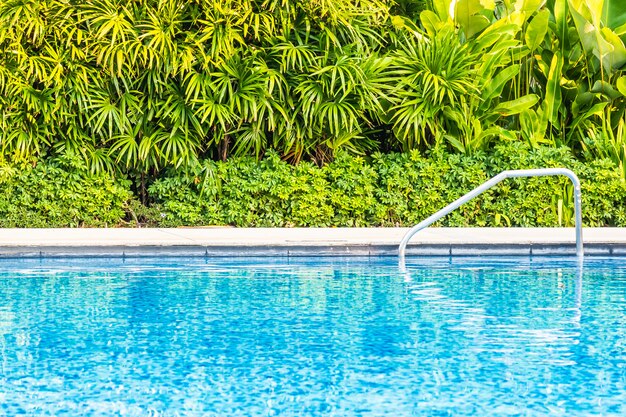 Hermosa piscina al aire libre con tumbona y sombrilla en el resort para viajes y vacaciones