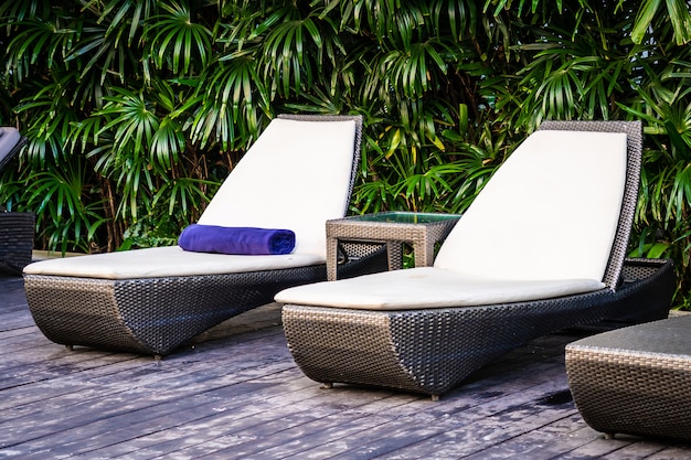 Hermosa piscina al aire libre con tumbona y sombrilla en el resort para viajes y vacaciones