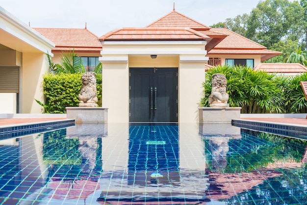 hermosa piscina en complejo