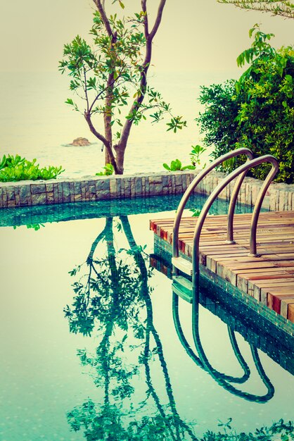 Hermosa piscina del hotel de lujo.