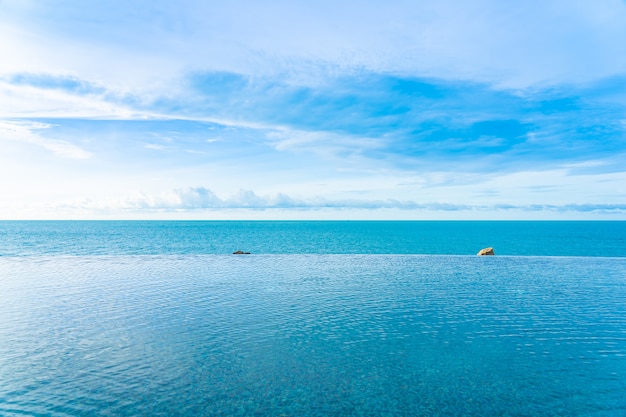 Foto gratuita hermosa piscina infinita al aire libre con vista al mar y al mar