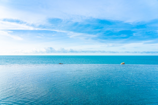 Hermosa piscina infinita al aire libre con vista al mar y al mar