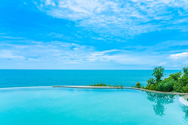 Hermosa piscina infinita al aire libre con vista al mar