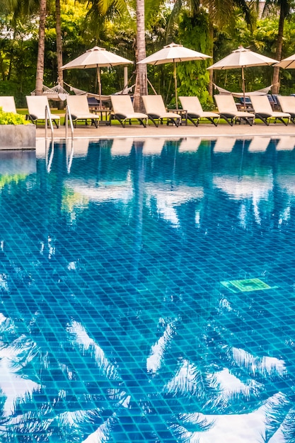 Hermosa piscina de lujo al aire libre en hotel y resort