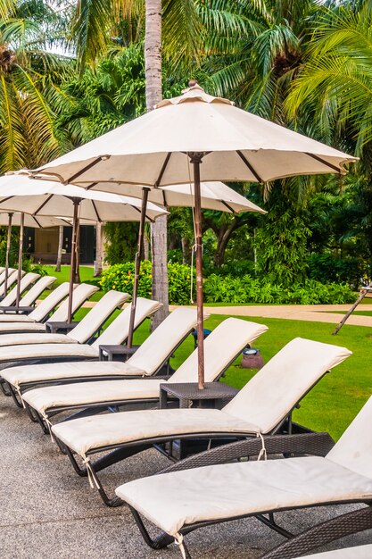 Hermosa piscina de lujo al aire libre en hotel y resort