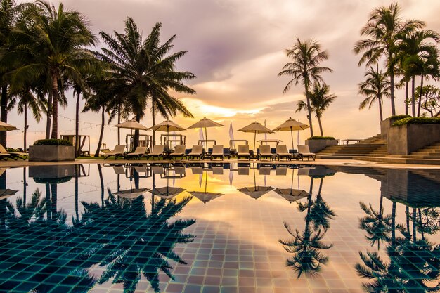 Hermosa piscina de lujo al aire libre en hotel y resort