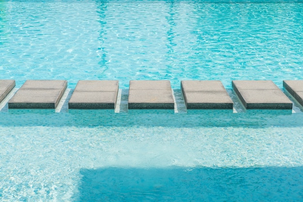 Foto gratuita hermosa piscina de lujo con palmeras