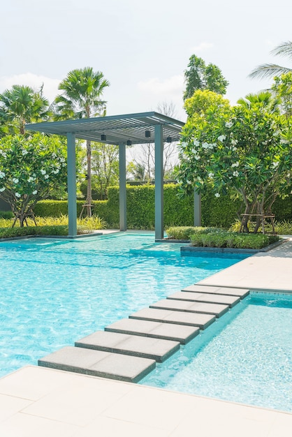 Hermosa piscina de lujo con palmeras