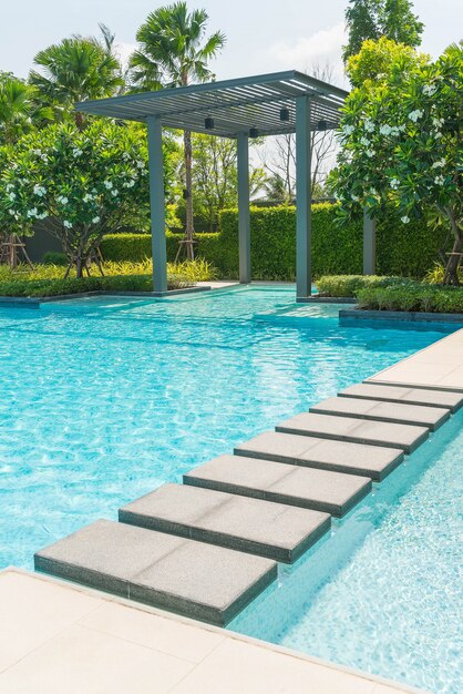 Hermosa piscina de lujo con palmeras