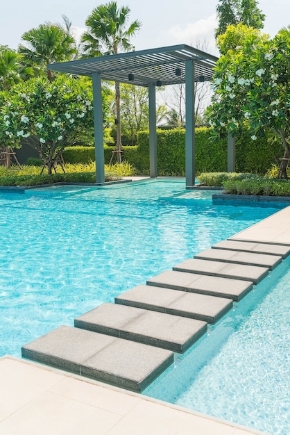 Hermosa piscina de lujo con palmeras