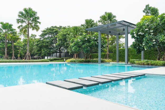 Hermosa piscina de lujo con palmeras