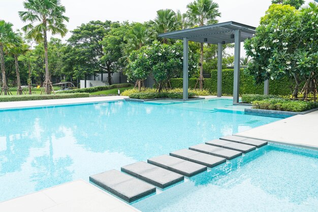 Hermosa piscina de lujo con palmeras