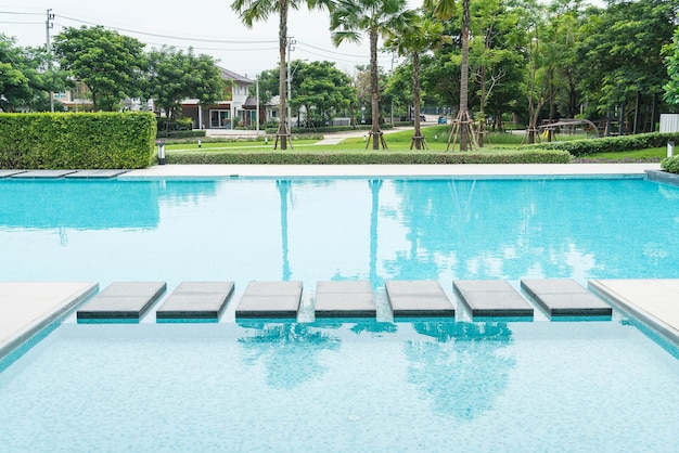 Foto gratuita hermosa piscina de lujo con palmeras