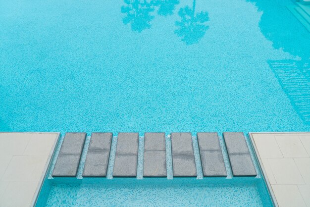 Foto gratuita hermosa piscina de lujo con palmeras