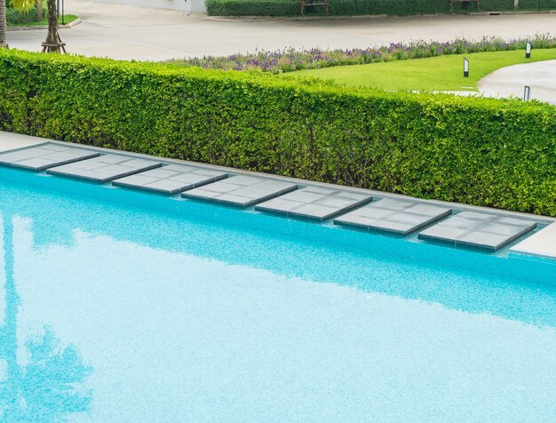 Hermosa piscina de lujo con palmeras