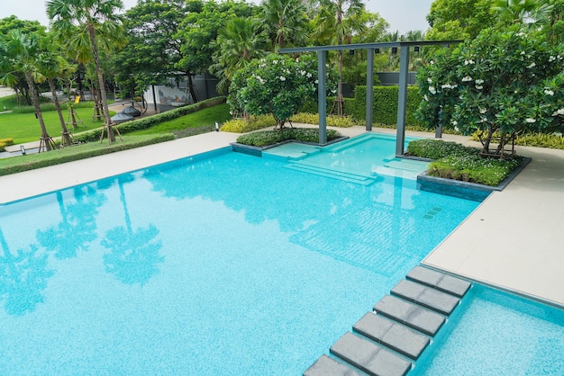 Hermosa piscina de lujo con palmeras