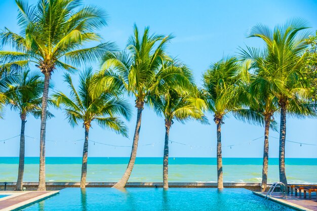 Hermosa piscina de lujo