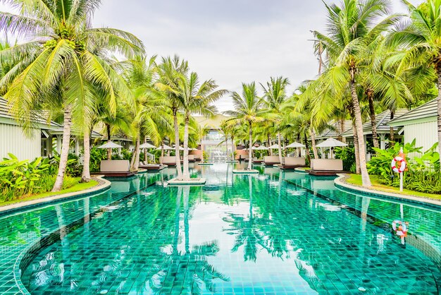 hermosa piscina de la playa ocio al aire libre