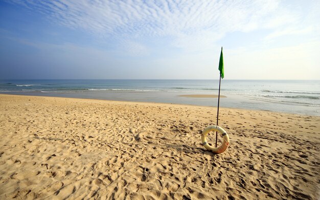 Hermosa playa con un anillo inflable en Hoi An, Vietnam