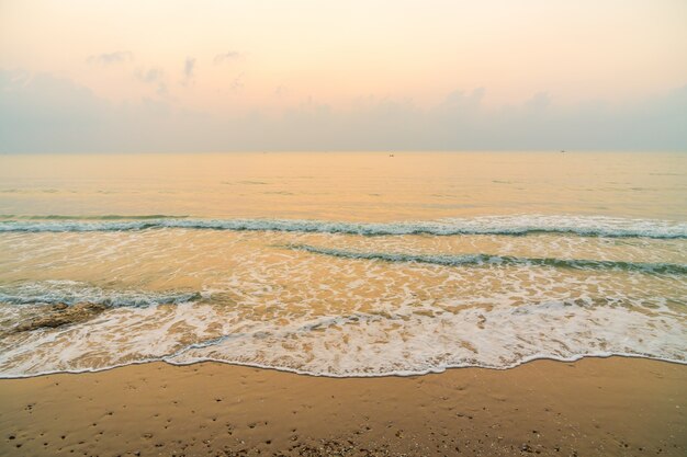 Hermosa playa y mar a la hora del amanecer