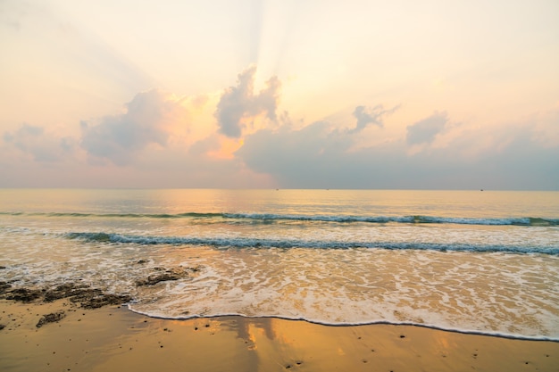 Hermosa playa y mar a la hora del amanecer