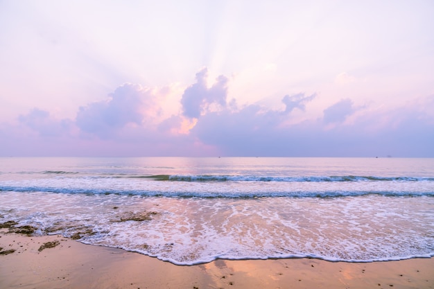 Hermosa playa y mar a la hora del amanecer