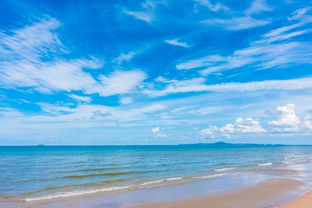 Hermosa playa con mar y océano en el cielo azul