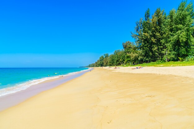 Hermosa playa y mar