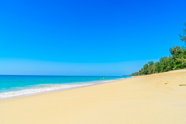 Hermosa playa y mar