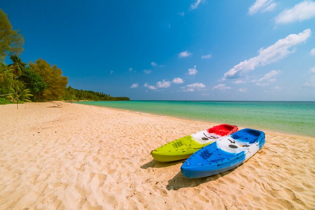 Hermosa playa paradisíaca y mar con kayak en bote