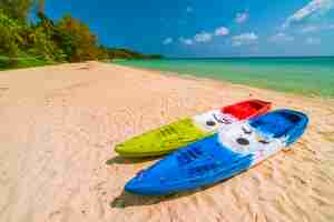 Foto gratuita hermosa playa paradisíaca y mar con kayak en bote.