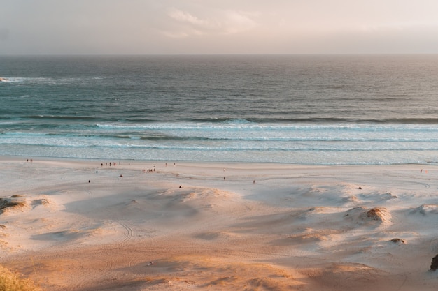 Hermosa playa en Río de Janeiro durante la puesta de sol