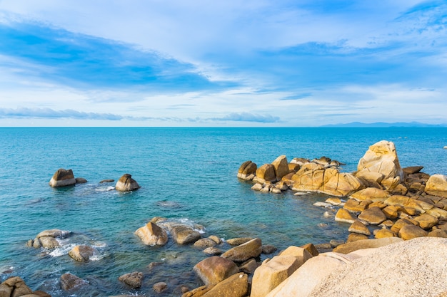 Foto gratuita hermosa playa tropical al aire libre alrededor del mar alrededor de la isla de samui con palmeras de coco y otros