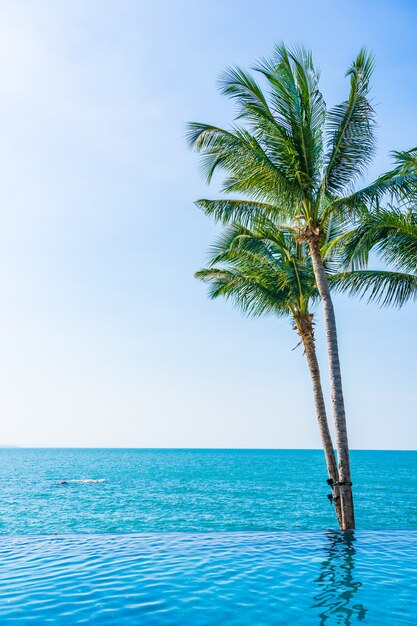 Hermosa playa tropical al aire libre con palmera de coco