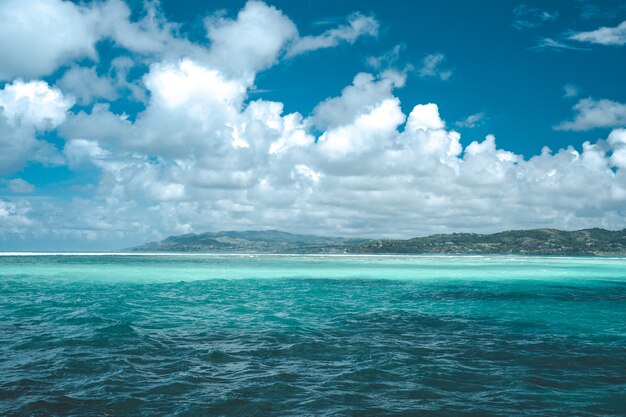 Hermosa playa tropical cerca de la orilla con olas enormes