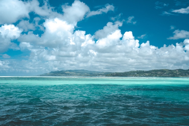 Hermosa playa tropical cerca de la orilla con olas enormes